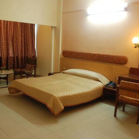 Hotel Raviraj Poona Buitenkant foto