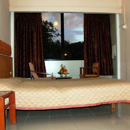Hotel Raviraj Poona Buitenkant foto