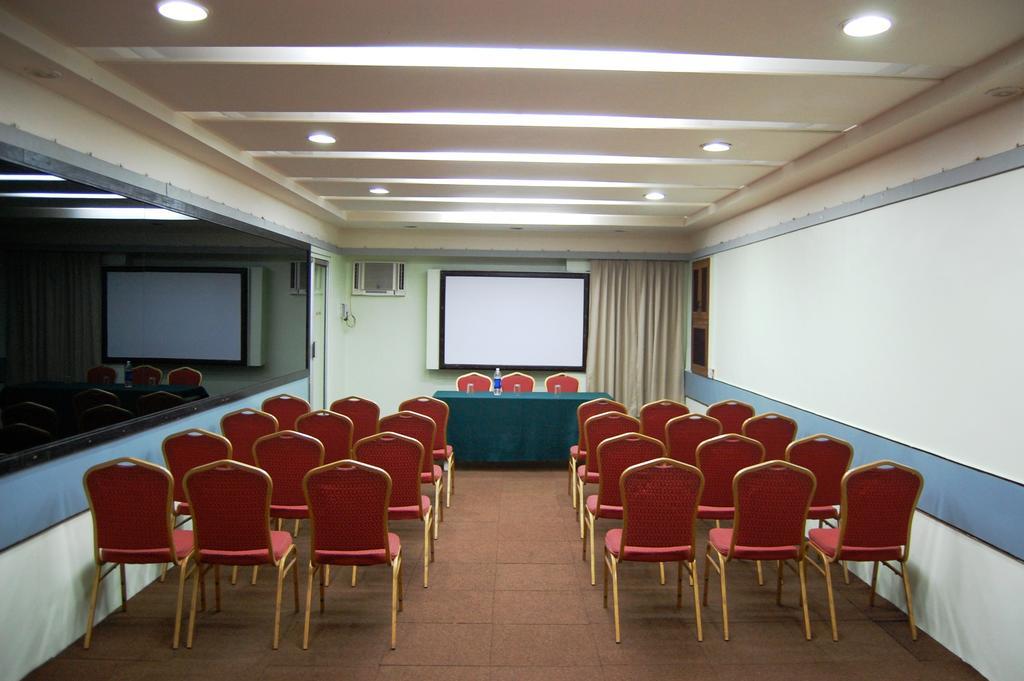 Hotel Raviraj Poona Buitenkant foto