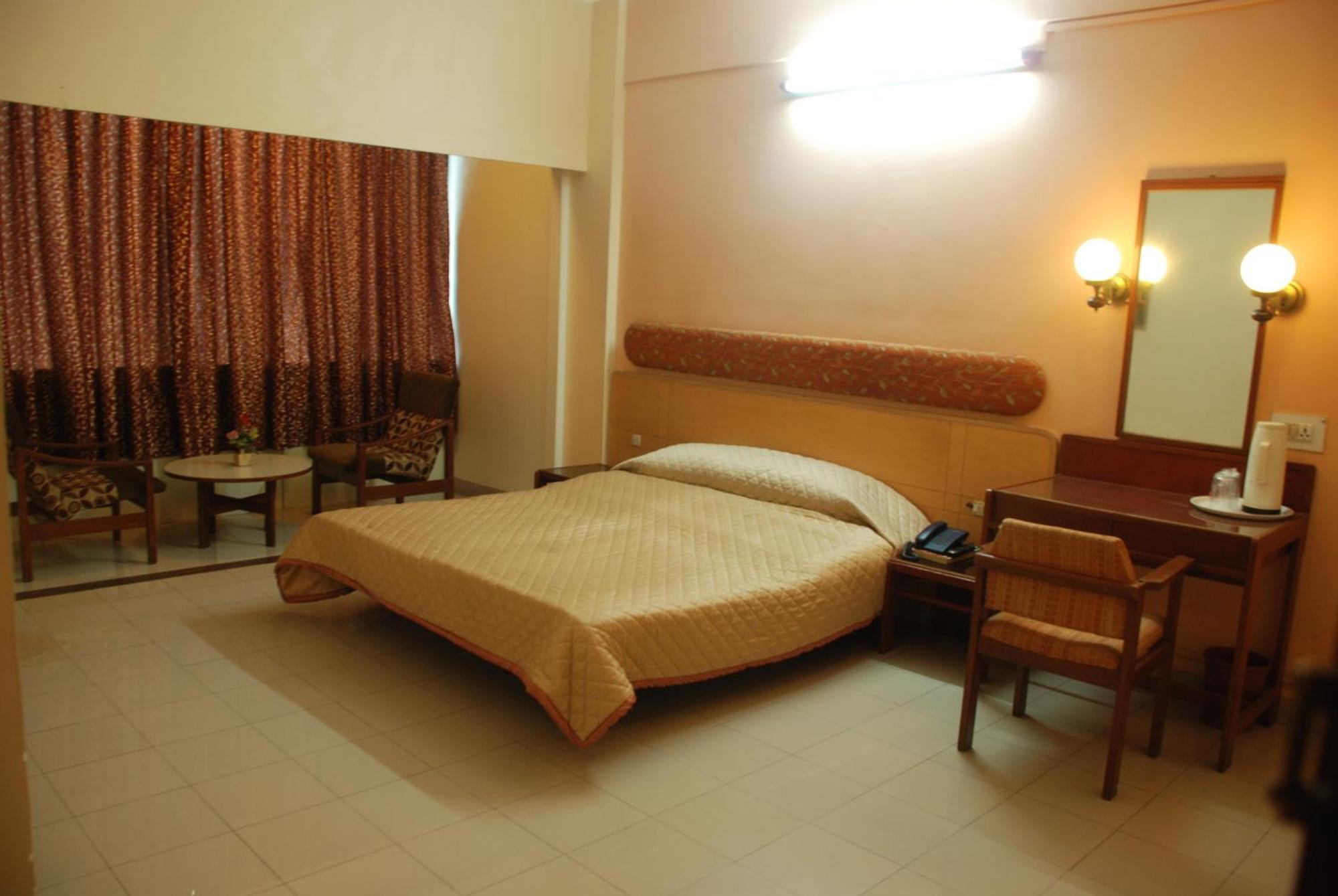 Hotel Raviraj Poona Buitenkant foto
