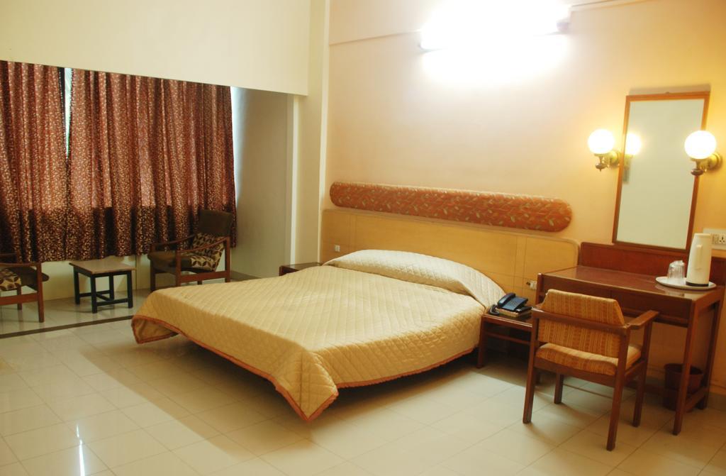 Hotel Raviraj Poona Buitenkant foto