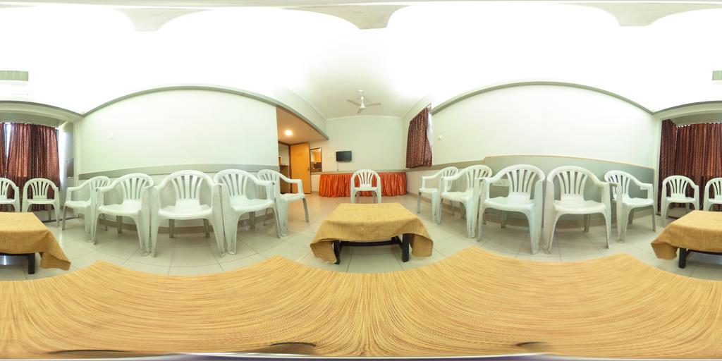 Hotel Raviraj Poona Buitenkant foto