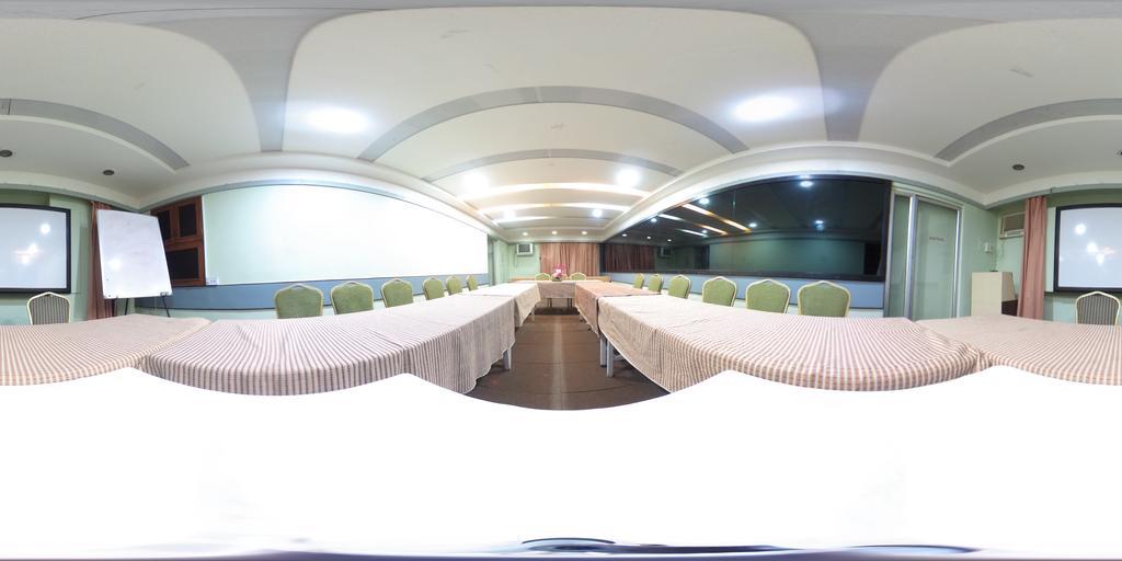 Hotel Raviraj Poona Buitenkant foto