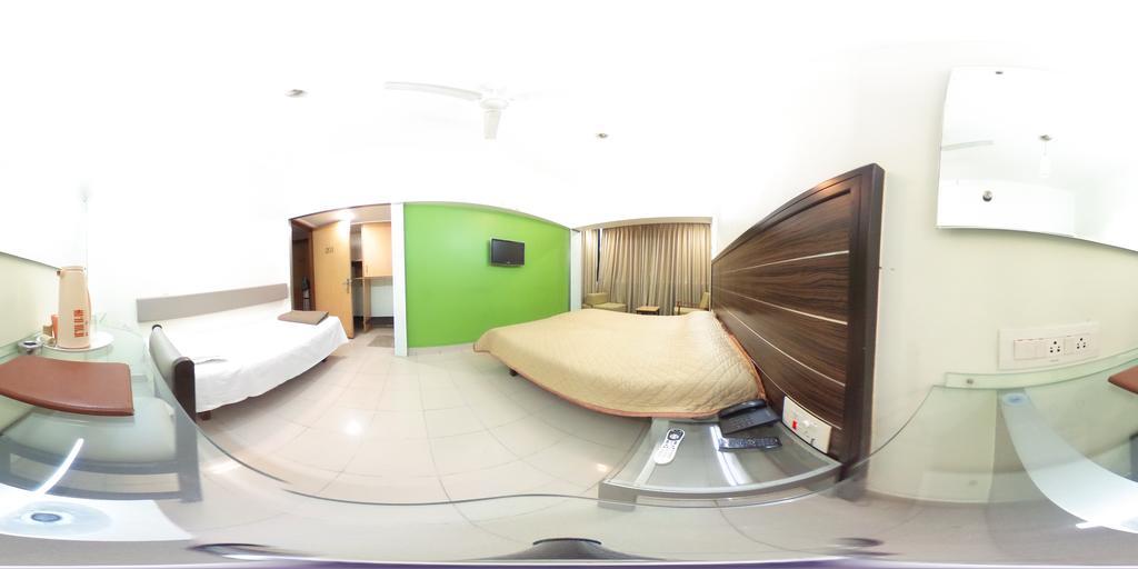 Hotel Raviraj Poona Buitenkant foto