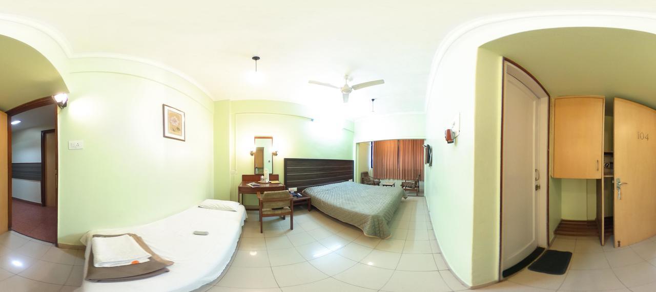 Hotel Raviraj Poona Buitenkant foto