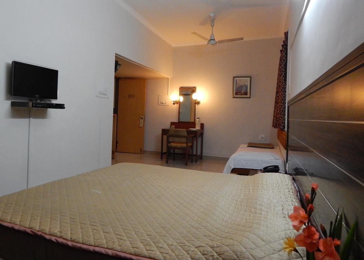 Hotel Raviraj Poona Buitenkant foto