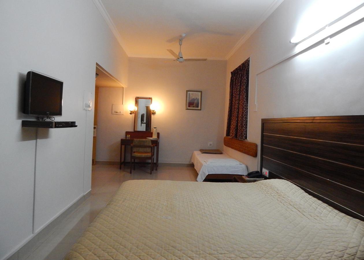 Hotel Raviraj Poona Buitenkant foto