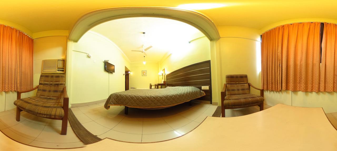 Hotel Raviraj Poona Buitenkant foto