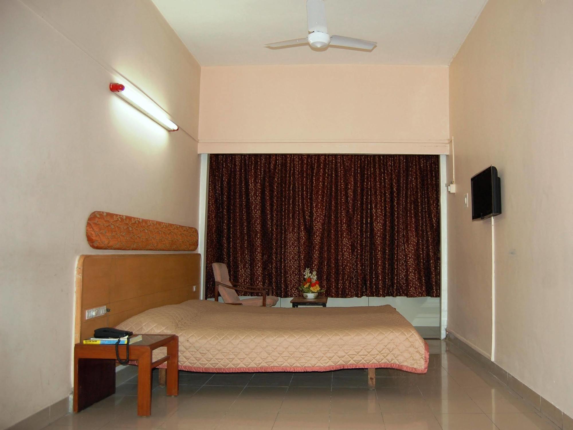 Hotel Raviraj Poona Buitenkant foto