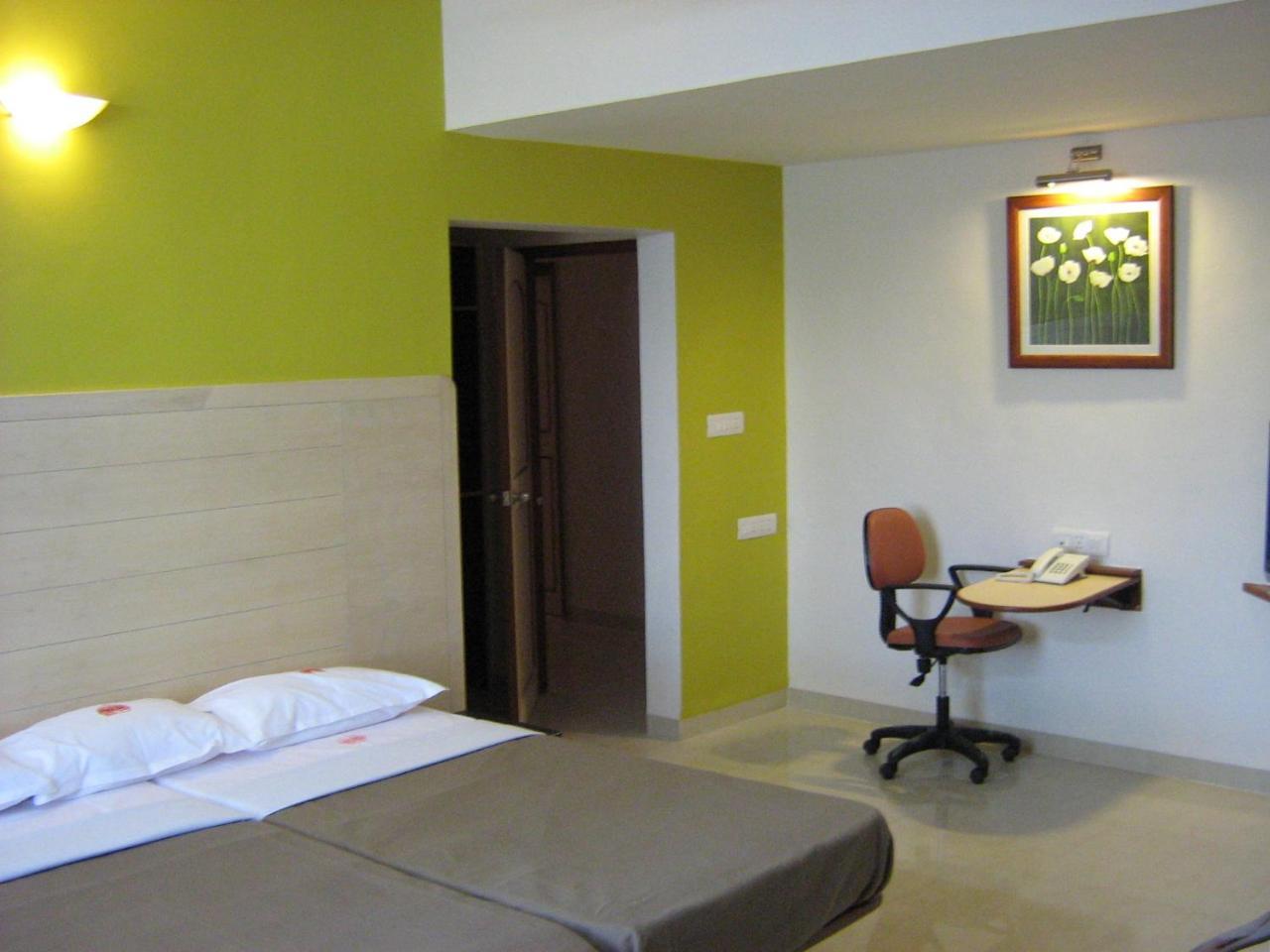 Hotel Raviraj Poona Buitenkant foto