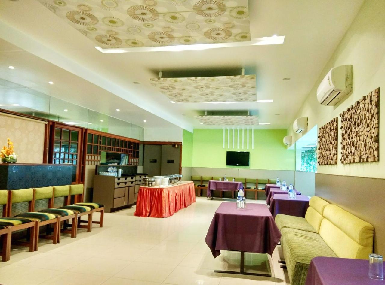 Hotel Raviraj Poona Buitenkant foto