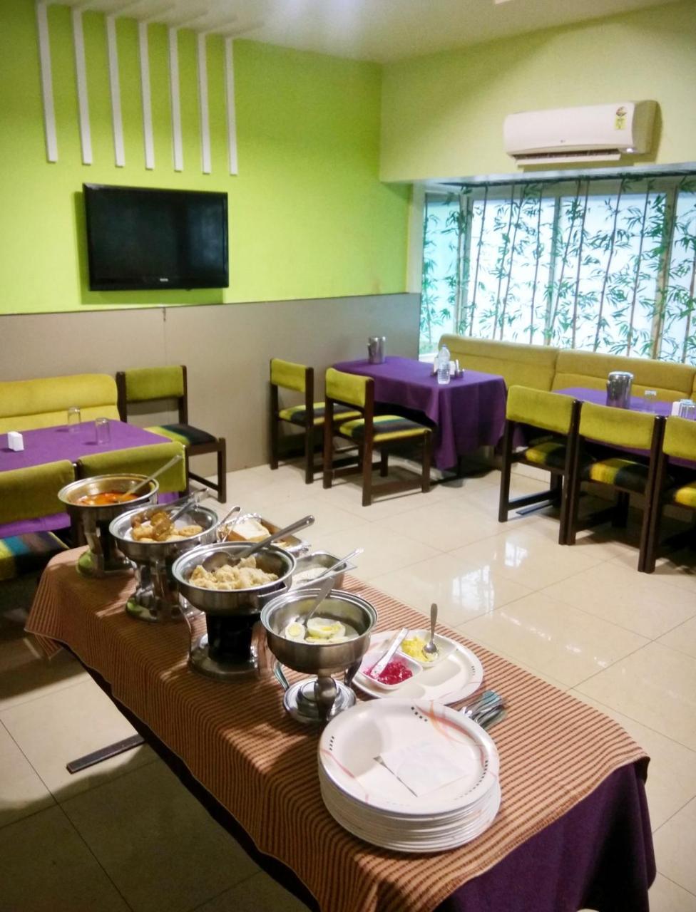 Hotel Raviraj Poona Buitenkant foto