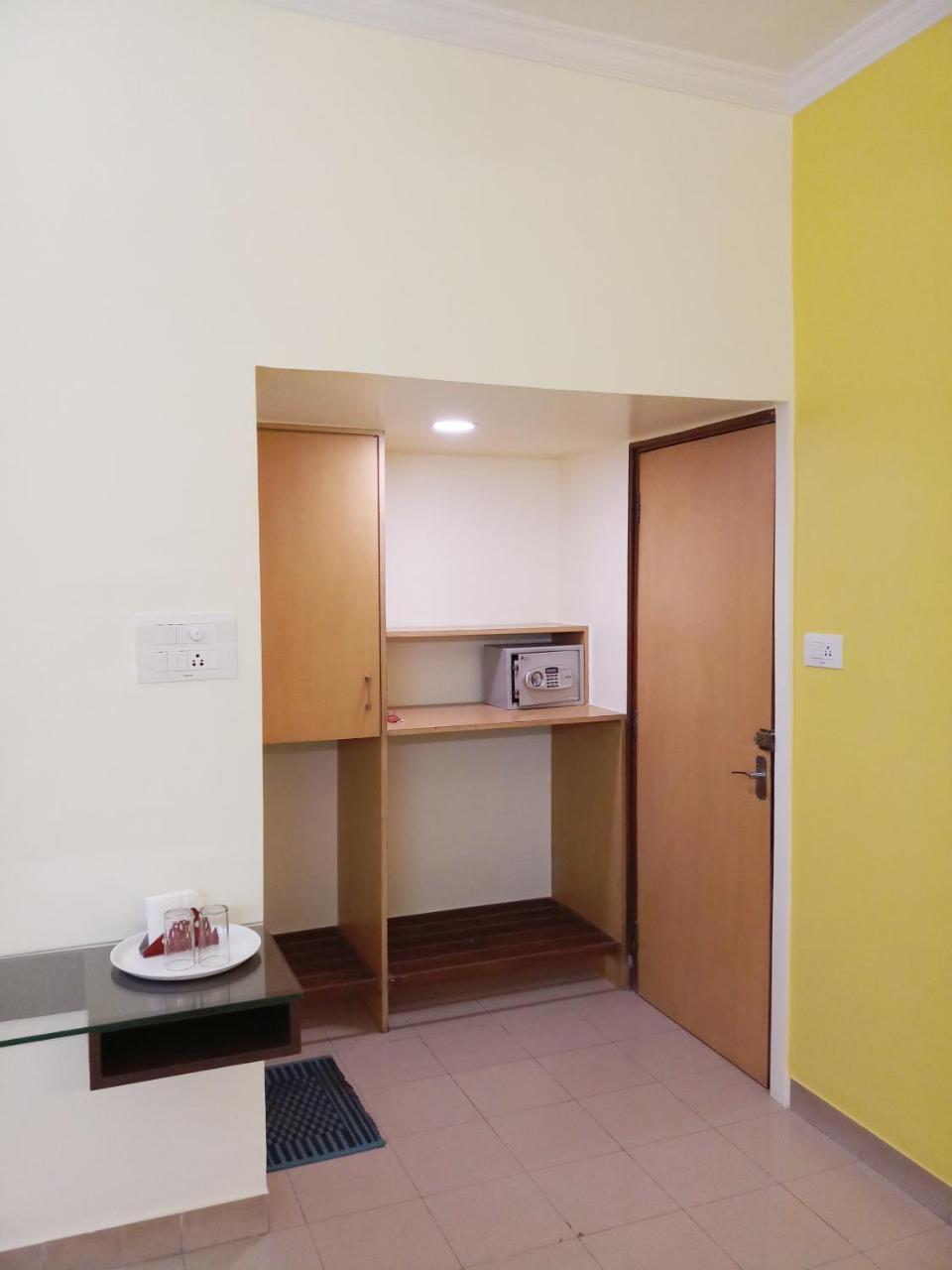 Hotel Raviraj Poona Buitenkant foto