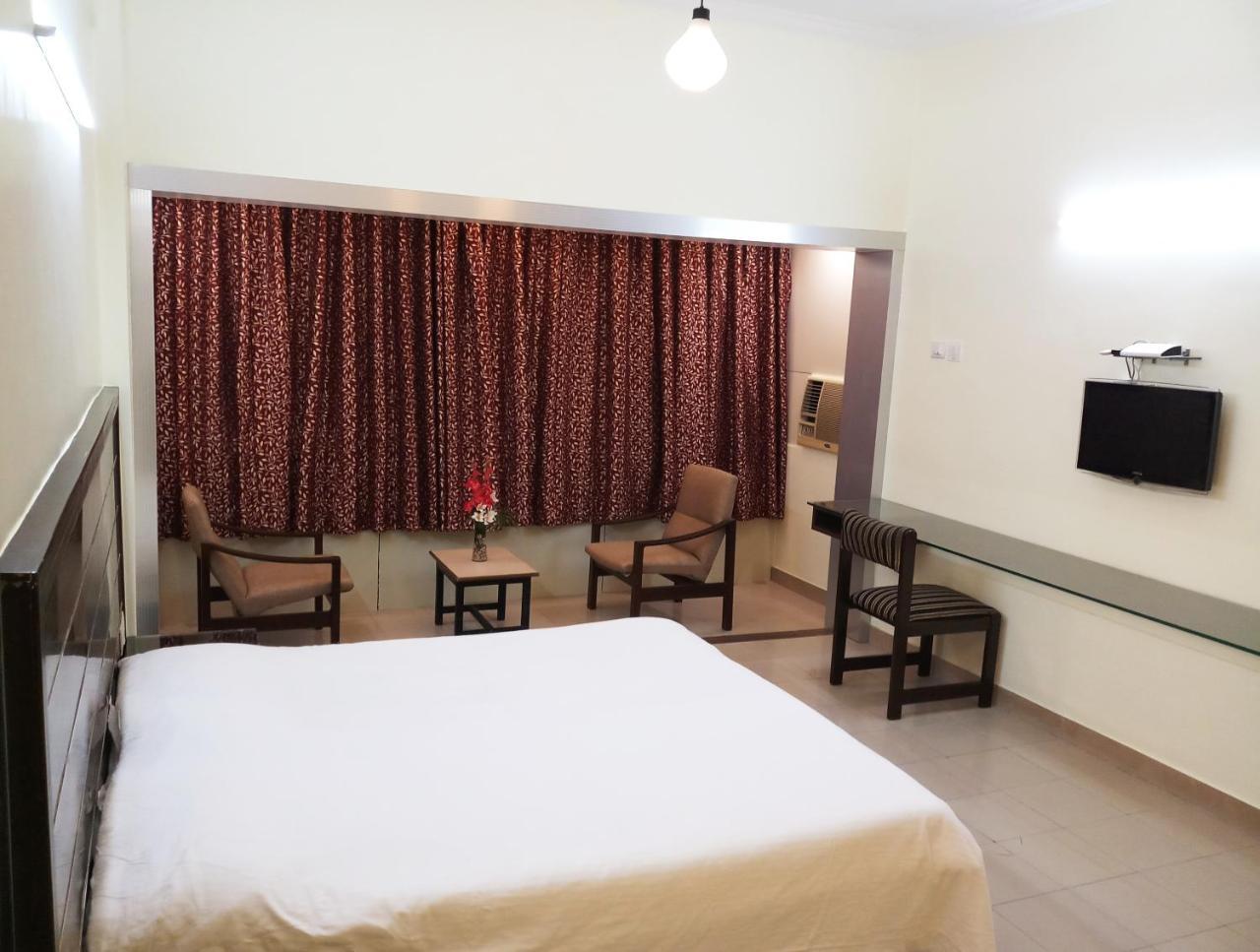 Hotel Raviraj Poona Buitenkant foto