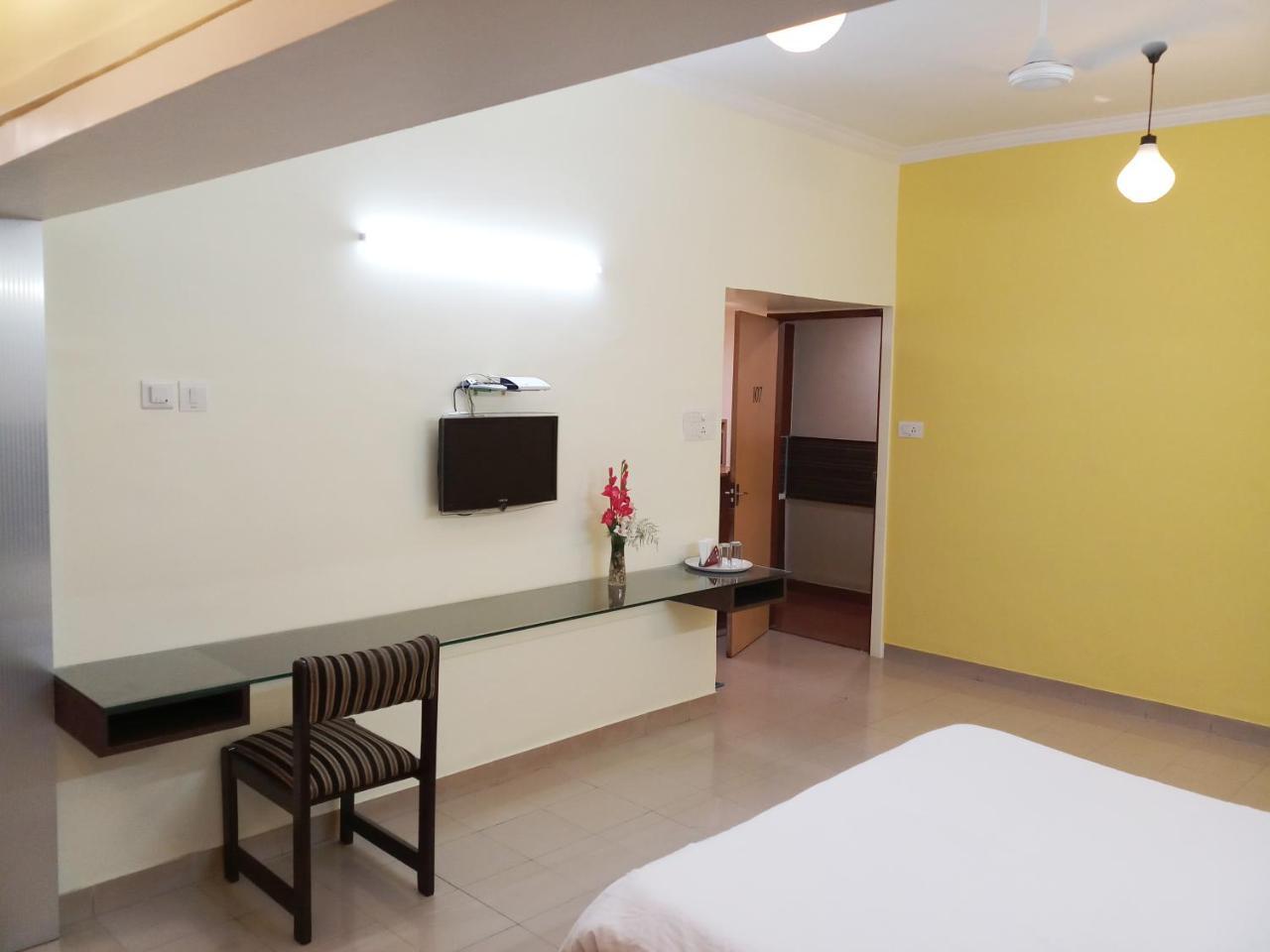 Hotel Raviraj Poona Buitenkant foto